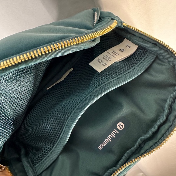 LULULEMON EVERYWHERE BAG 1L green velvet NWOT - Picture 7 of 9